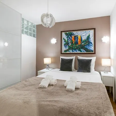 Two Bedrooms - 250m To The Apartmán